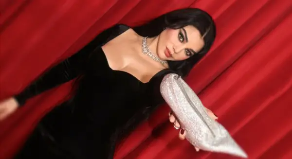 هيفاء وهبي بفستان Balenciaga أسود وحقيبة على شكل حذاء كريستالي في حفل GQ
