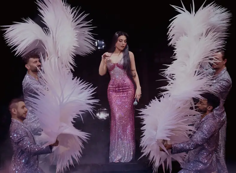 يفاء وهبي بفستان فضي لامع في حفل رأس السنة بأبو ظبي.